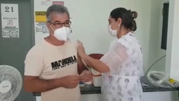 Jorge Viana toma a primeira dose da vacina anticovid em centro construído por ele na época em que foi prefeito